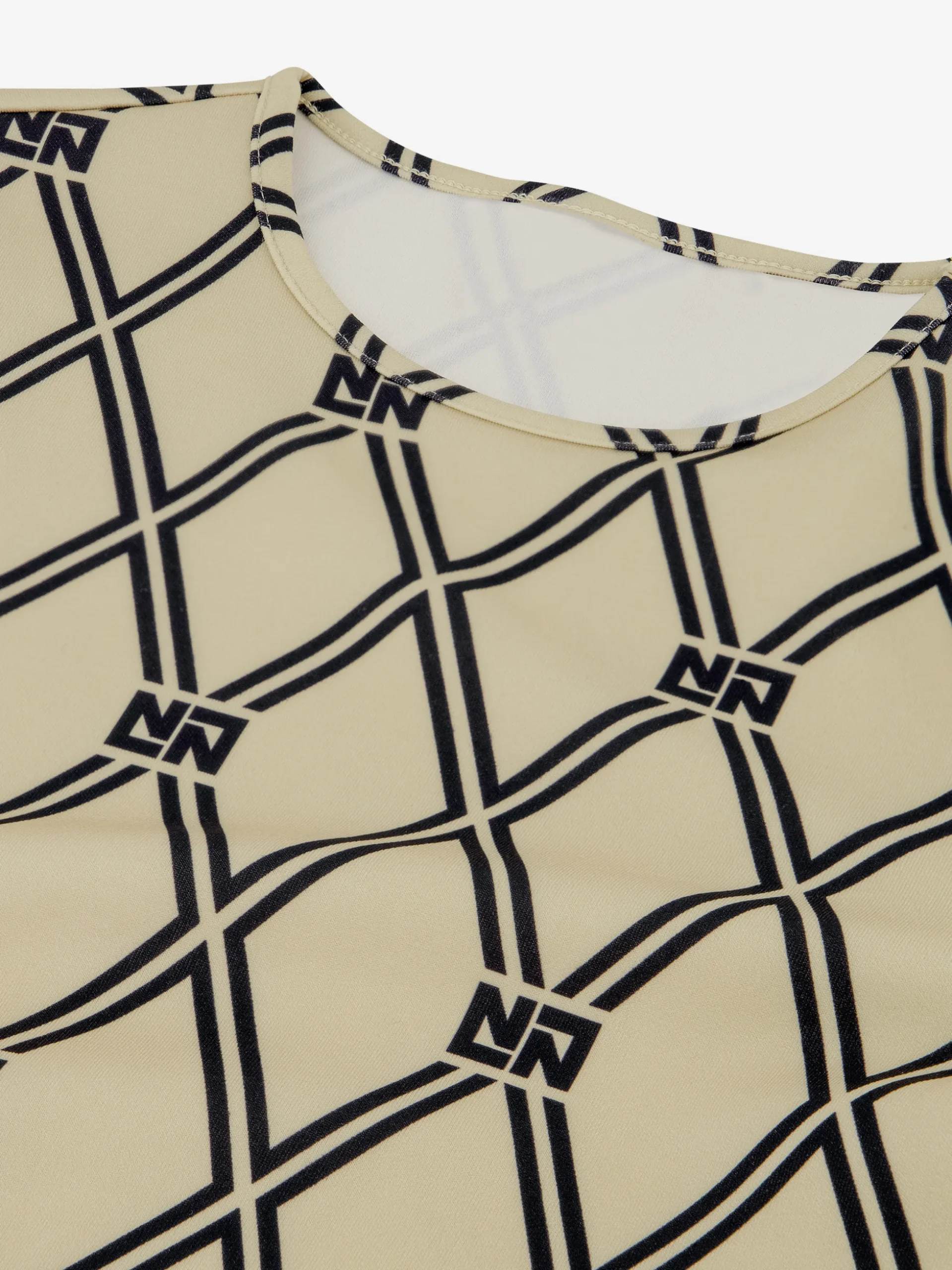 Aansluitende top met N&N logo patroon