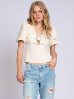 Aansluitende top met pofmouwen en strass detail