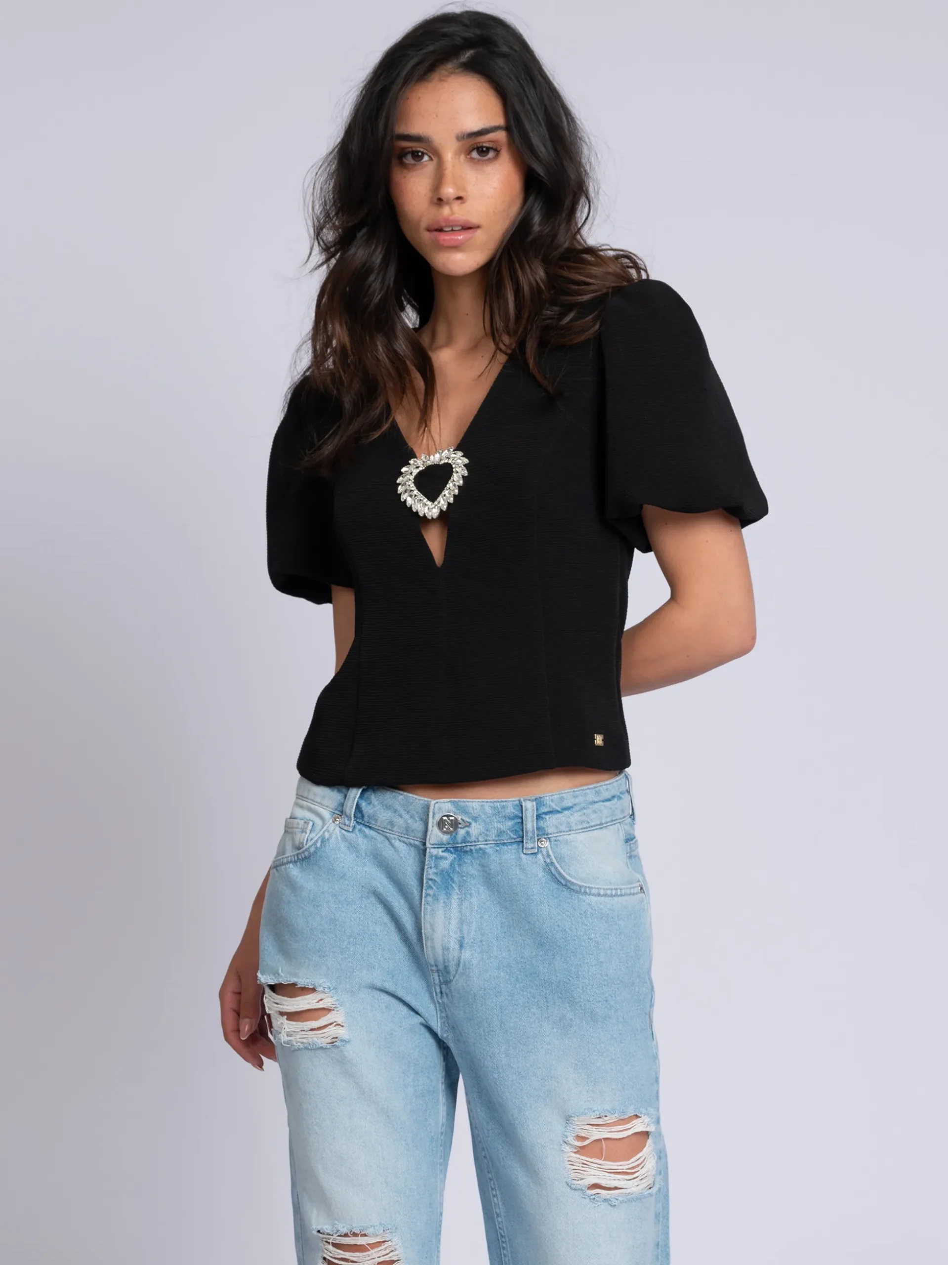 Aansluitende top met pofmouwen en strass detail