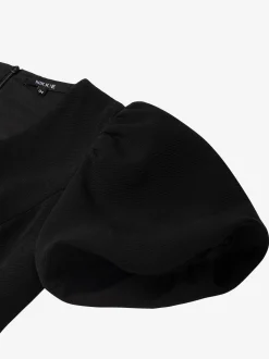 Aansluitende top met pofmouwen en strass detail