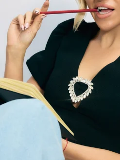 Aansluitende top met pofmouwen en strass detail