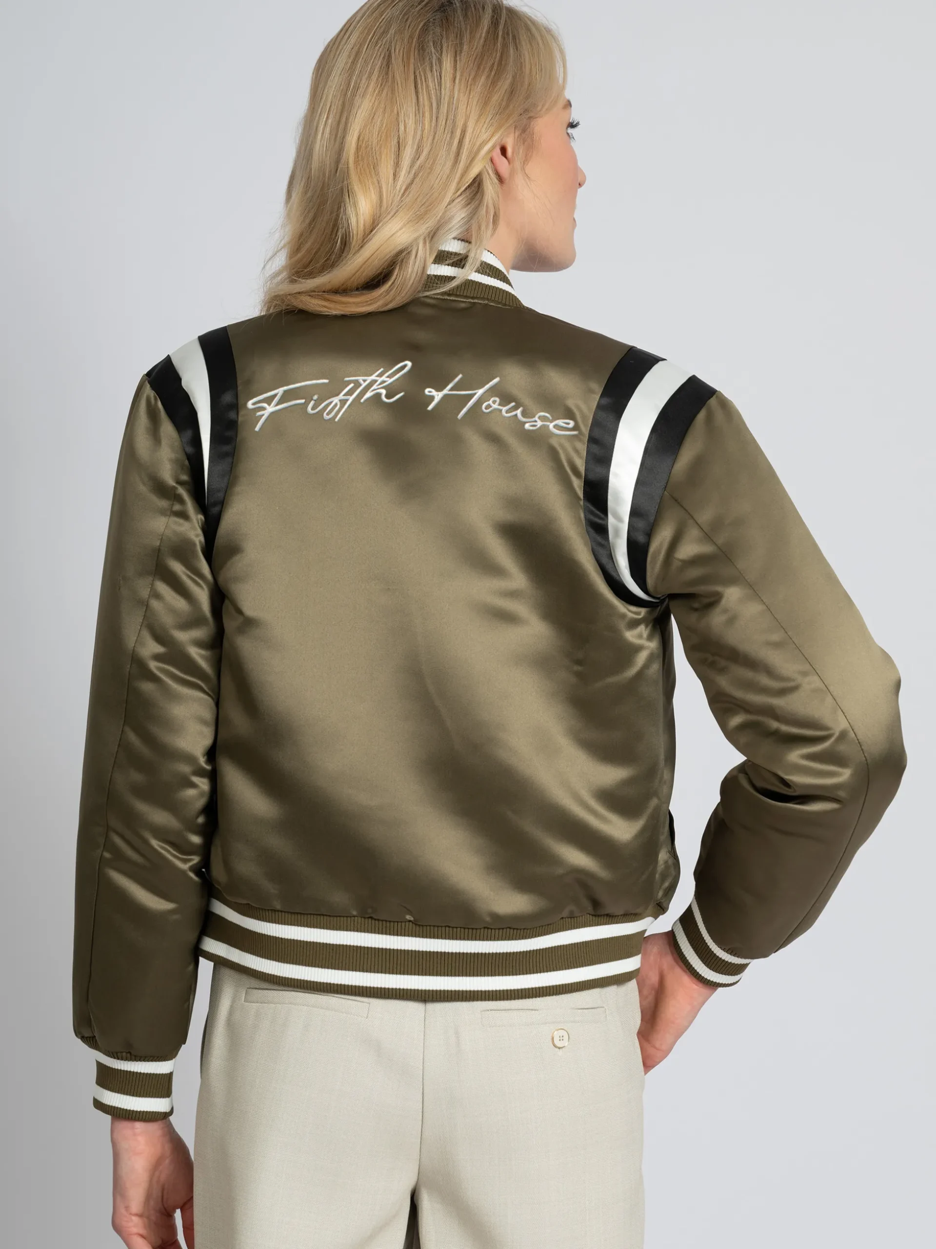 Bomber jack met geborduurd logo en gestreepte details