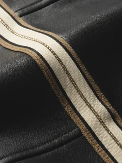 Broek van imitatieleer met bies aan zijkant