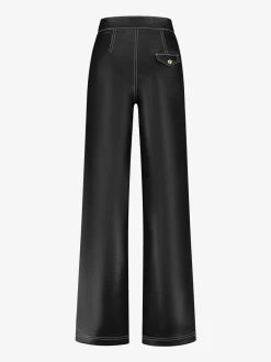 Broek van imitatieleer met witte stiksels