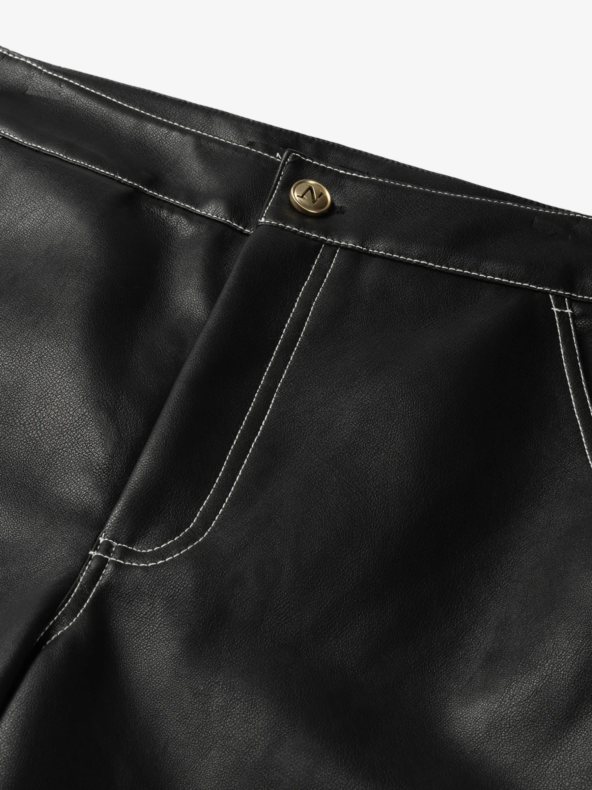 Broek van imitatieleer met witte stiksels