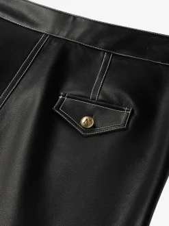 Broek van imitatieleer met witte stiksels