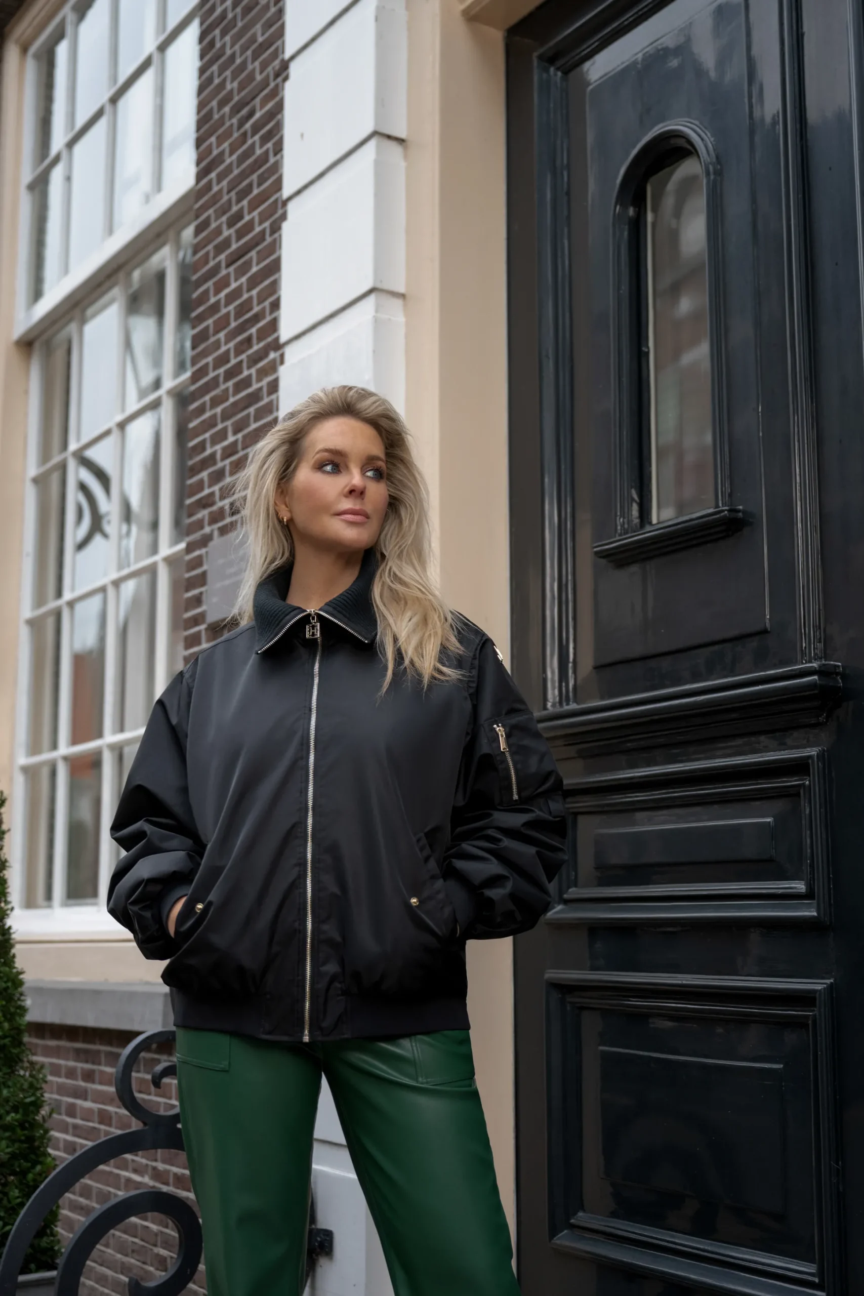 Broek van imitatieleer met wijde pijpen