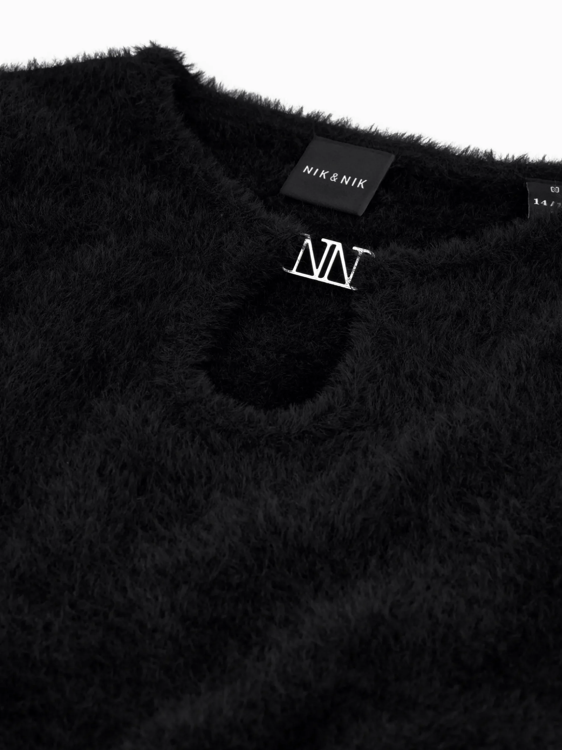 Fluffy trui met detail bij hals