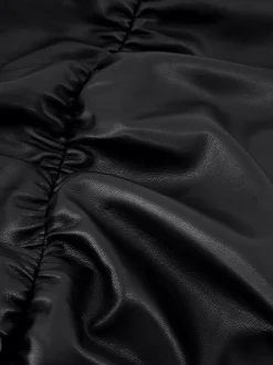 Gedrapeerde jurk van imitatieleer met cut-out detail