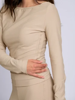 Geribbelde top met boothals en NIKKIE logo aan zijkant