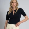 Geribde top met cut-out details en logo gespen