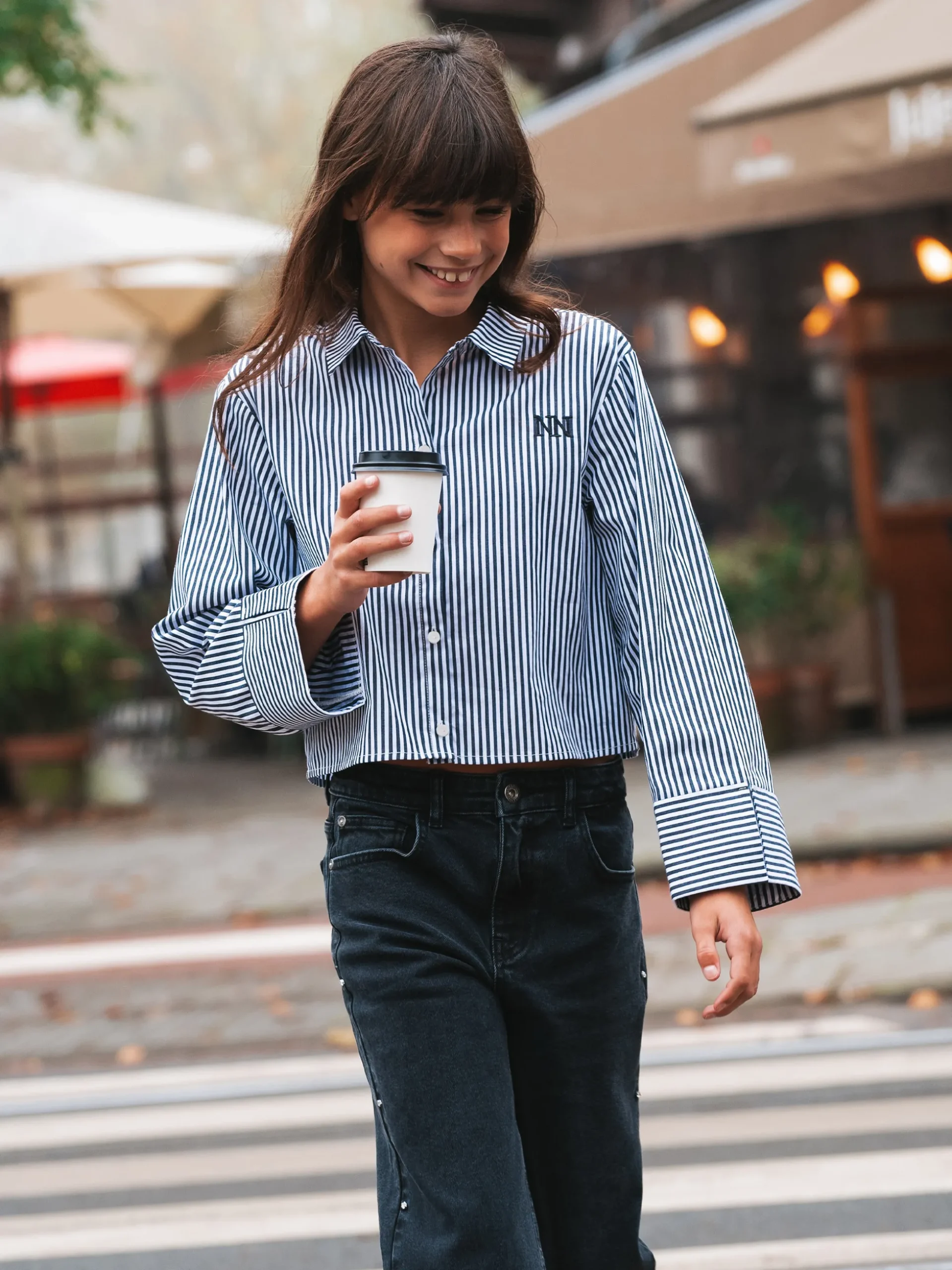 Gestreepte korte blouse met omslagmouwen