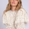 Kanten blouse met lusjes en een cape sleeve