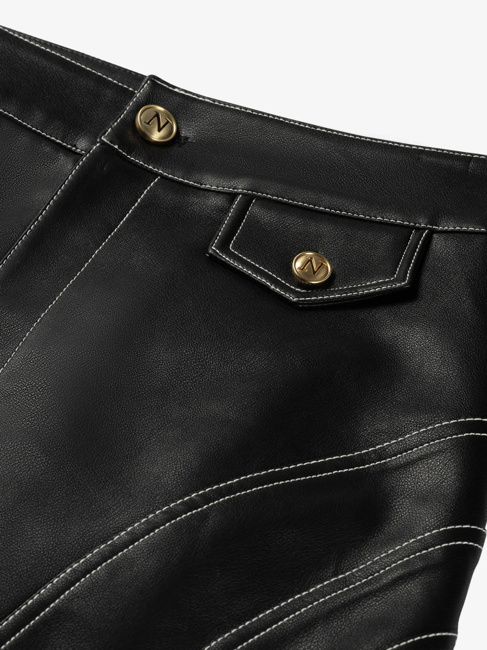 Korte rok van imitatieleer met witte stiksels