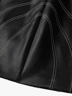 Korte rok van imitatieleer met witte stiksels