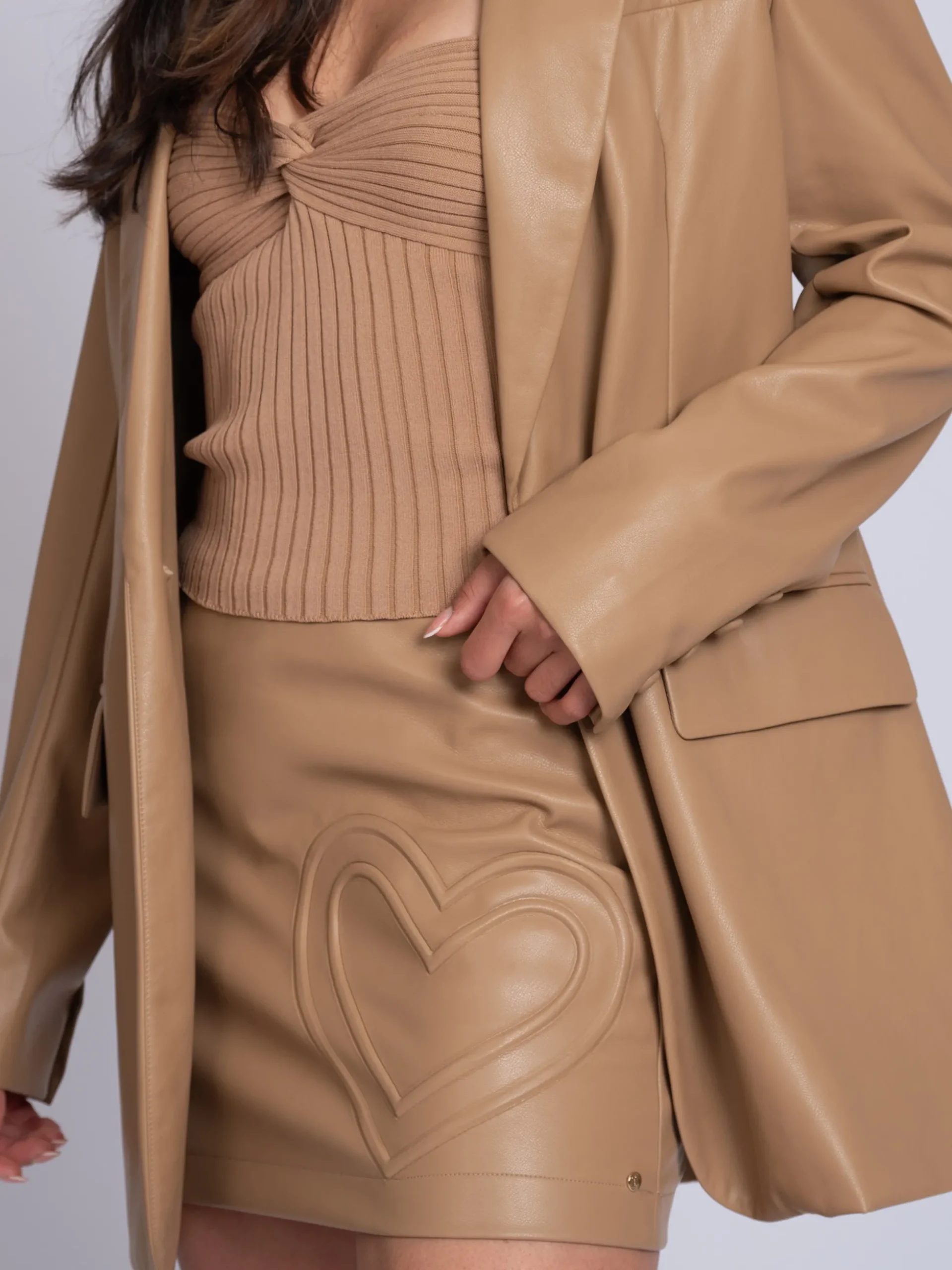 Korte skort van imitatieleer met hart detail