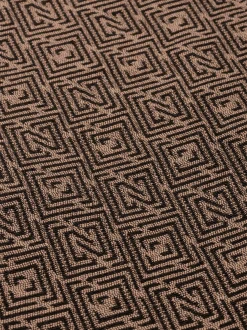 Lange jas met logo patroon en ceintuur