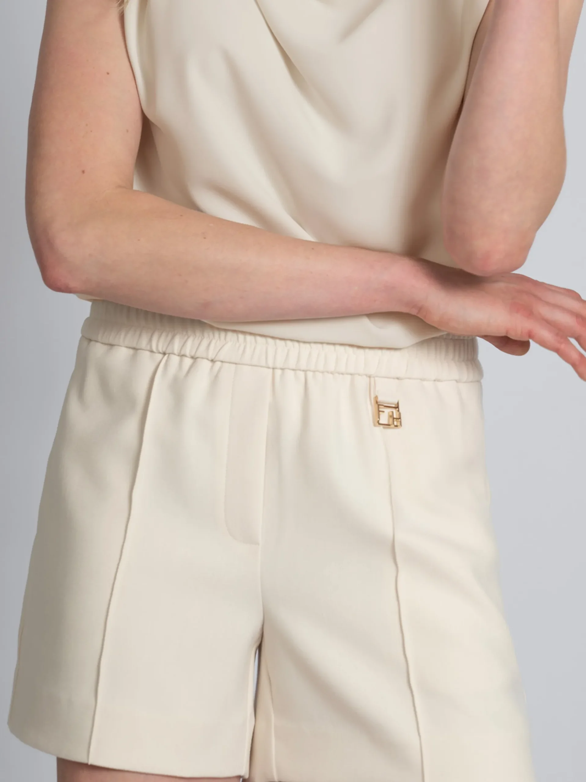 Losvallend short met elastische tailleband en logo