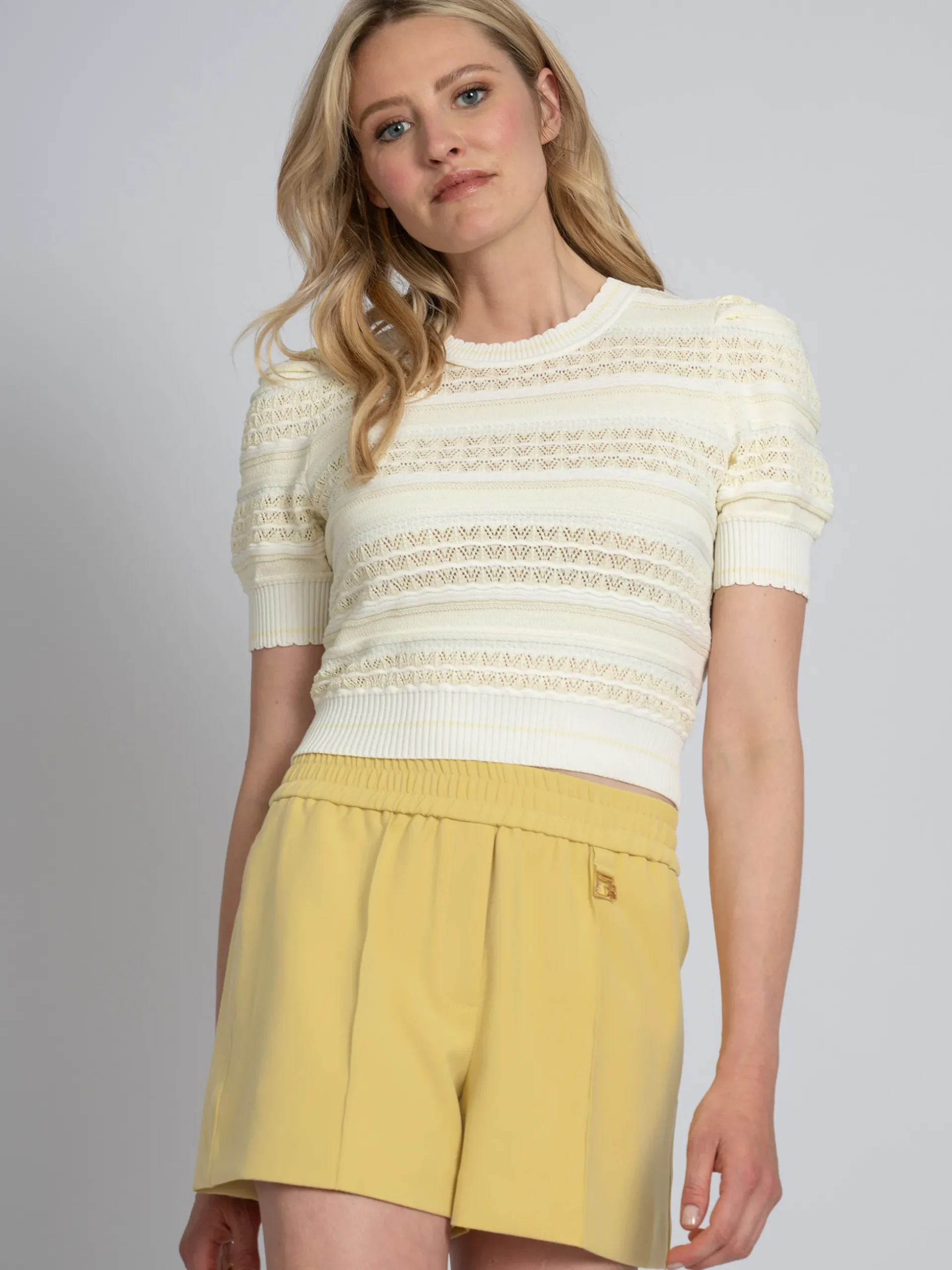 Losvallend short met elastische tailleband en logo