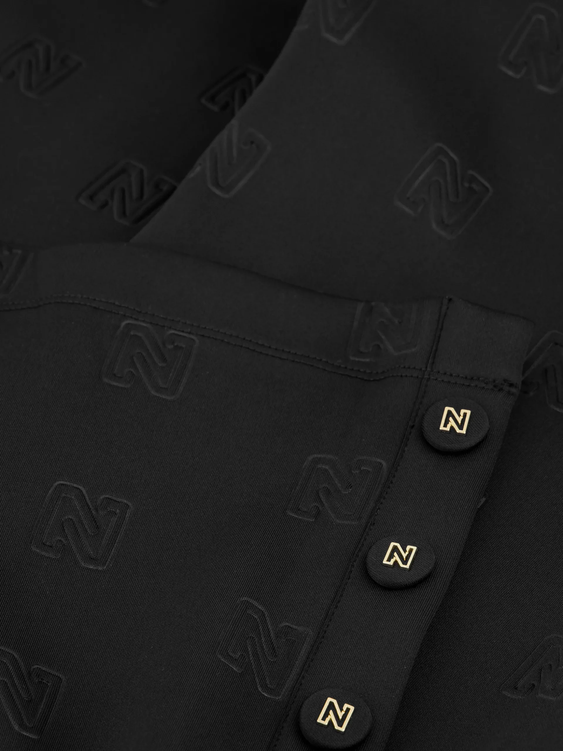 Losvallende broek met logo patroon en sierknopen