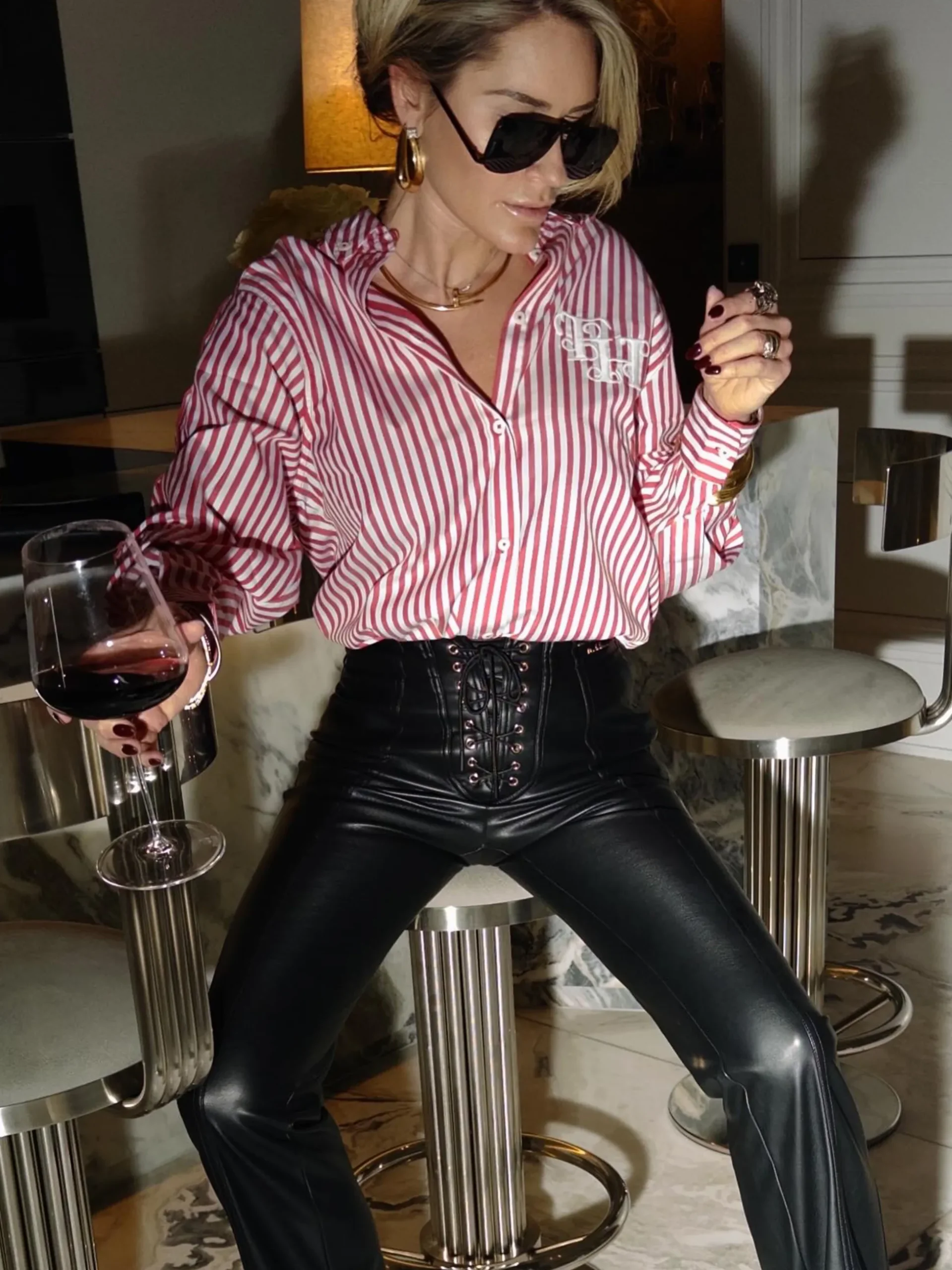 Losvallende gestreepte blouse met geborduurd logo