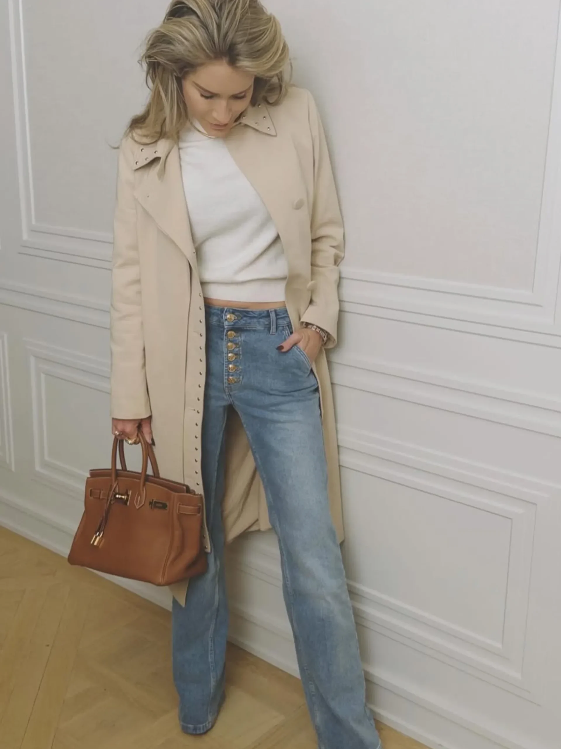 Losvallende jeans met rij knopen