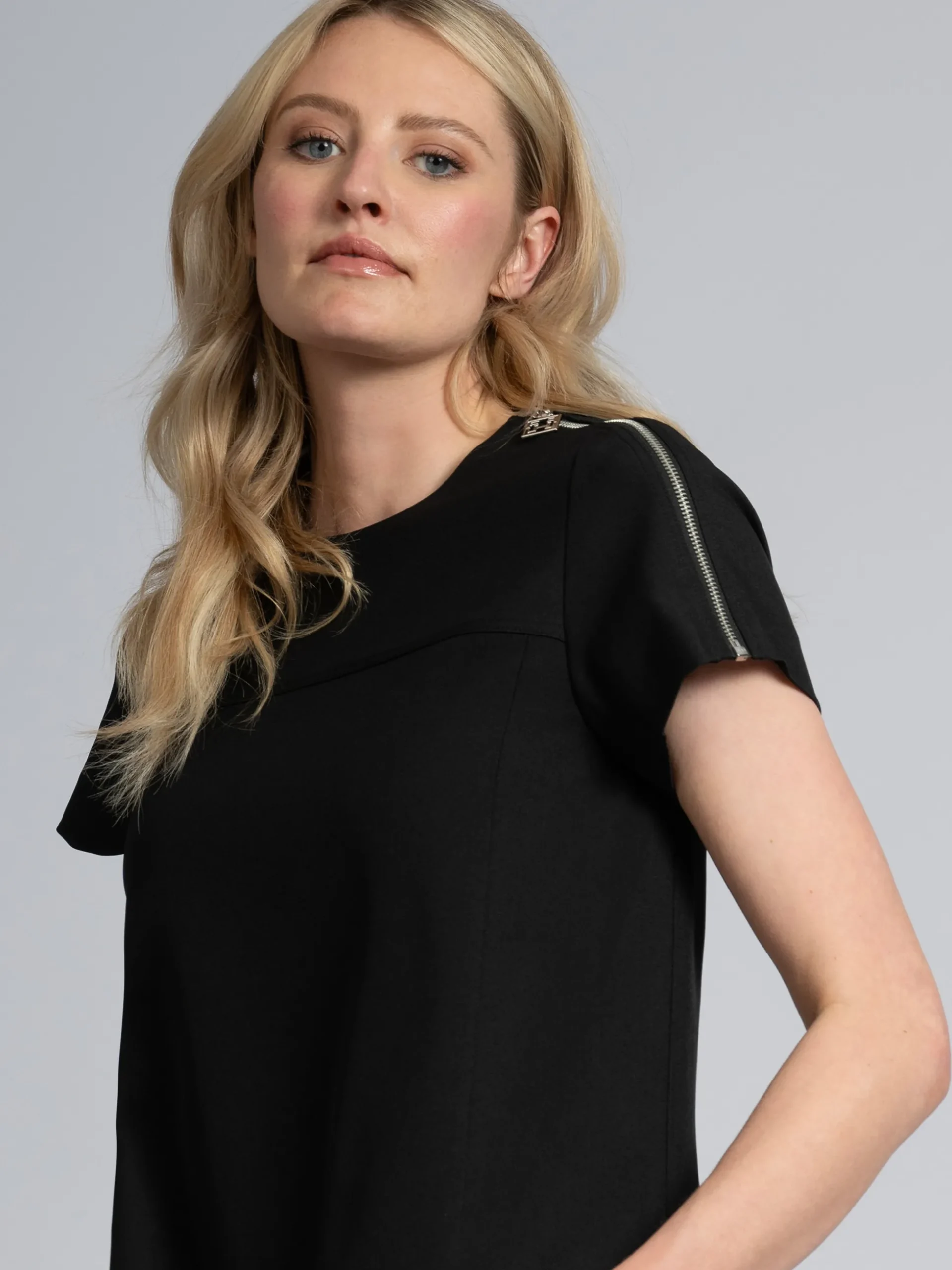 Losvallende jurk met rits detail bij schouder