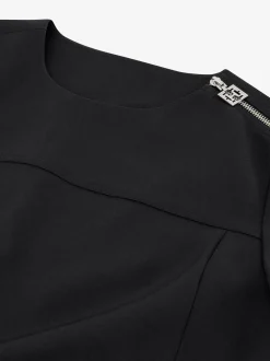 Losvallende jurk met rits detail bij schouder