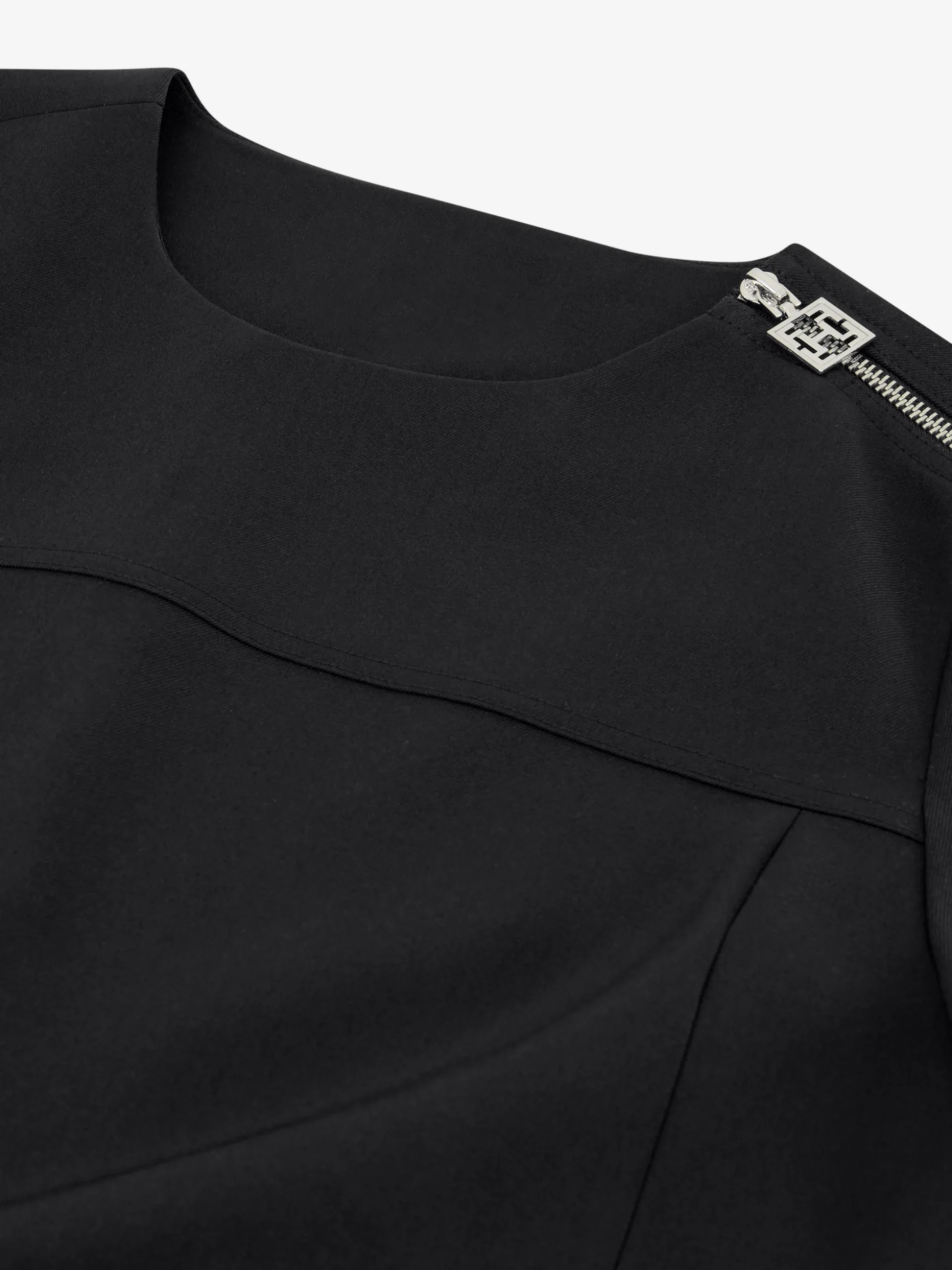 Losvallende jurk met rits detail bij schouder