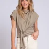 Losvallende top met gedraaid knoop detail en ketting accent