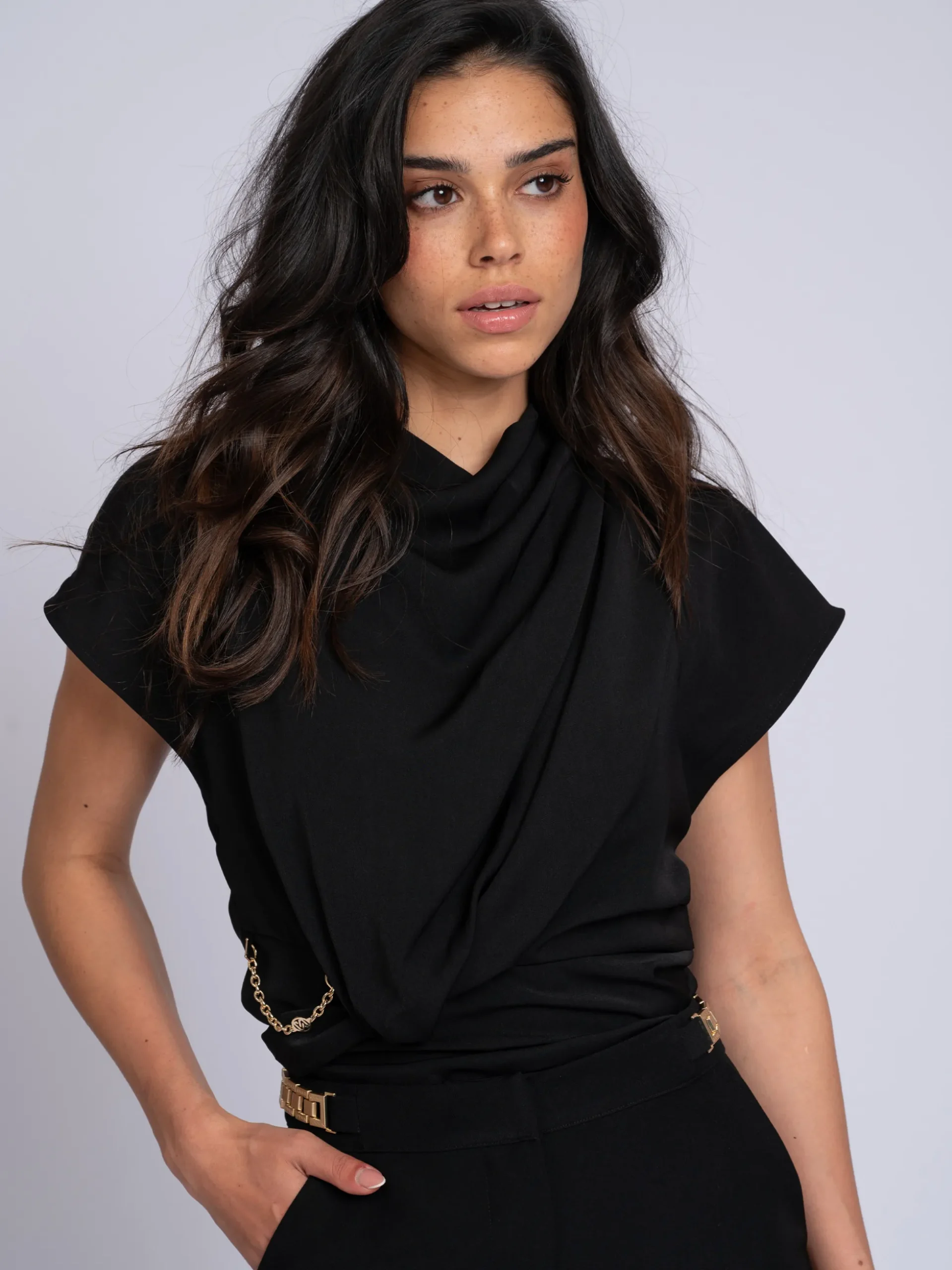 Losvallende top met gedraaid knoop detail en ketting accent