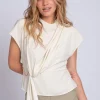 Losvallende top met gedraaid knoop detail en ketting accent