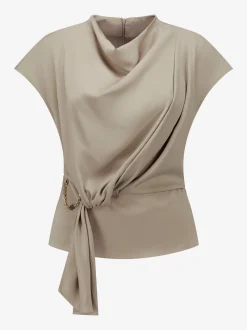 Losvallende top met gedraaid knoop detail en ketting accent