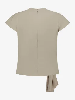 Losvallende top met gedraaid knoop detail en ketting accent