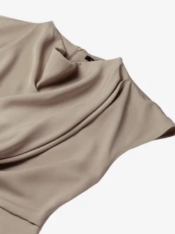 Losvallende top met gedraaid knoop detail en ketting accent