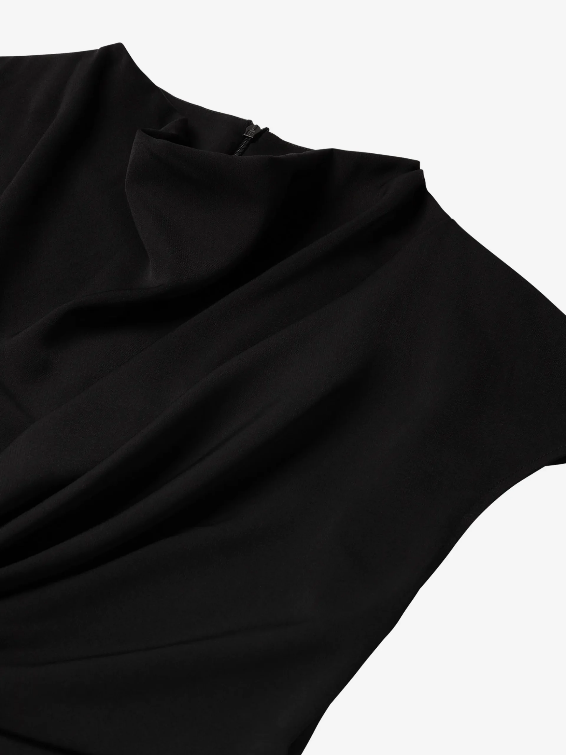 Losvallende top met gedraaid knoop detail en ketting accent