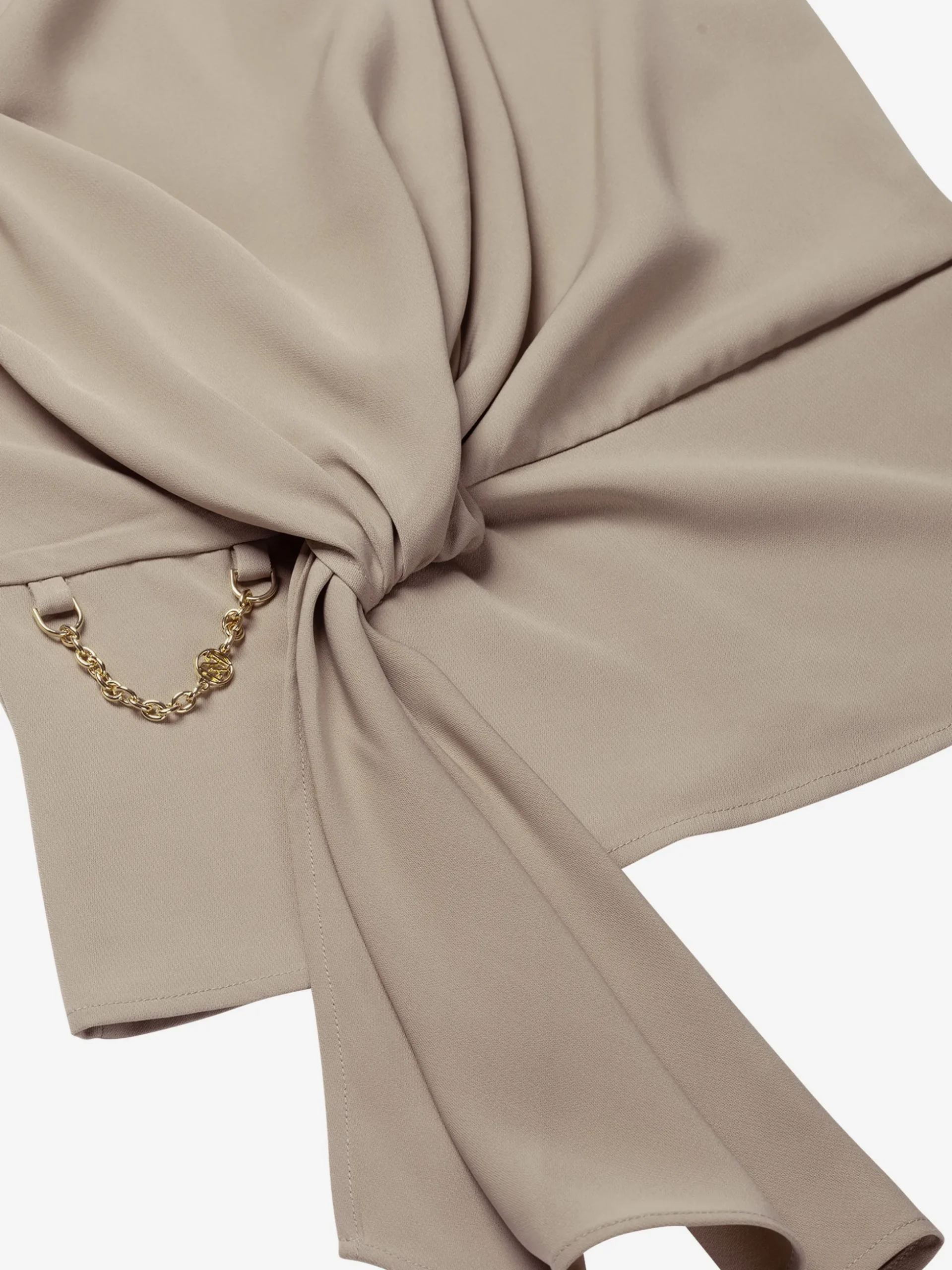 Losvallende top met gedraaid knoop detail en ketting accent