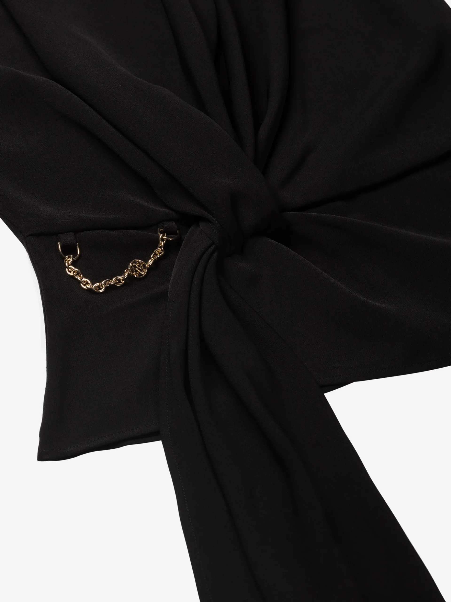 Losvallende top met gedraaid knoop detail en ketting accent