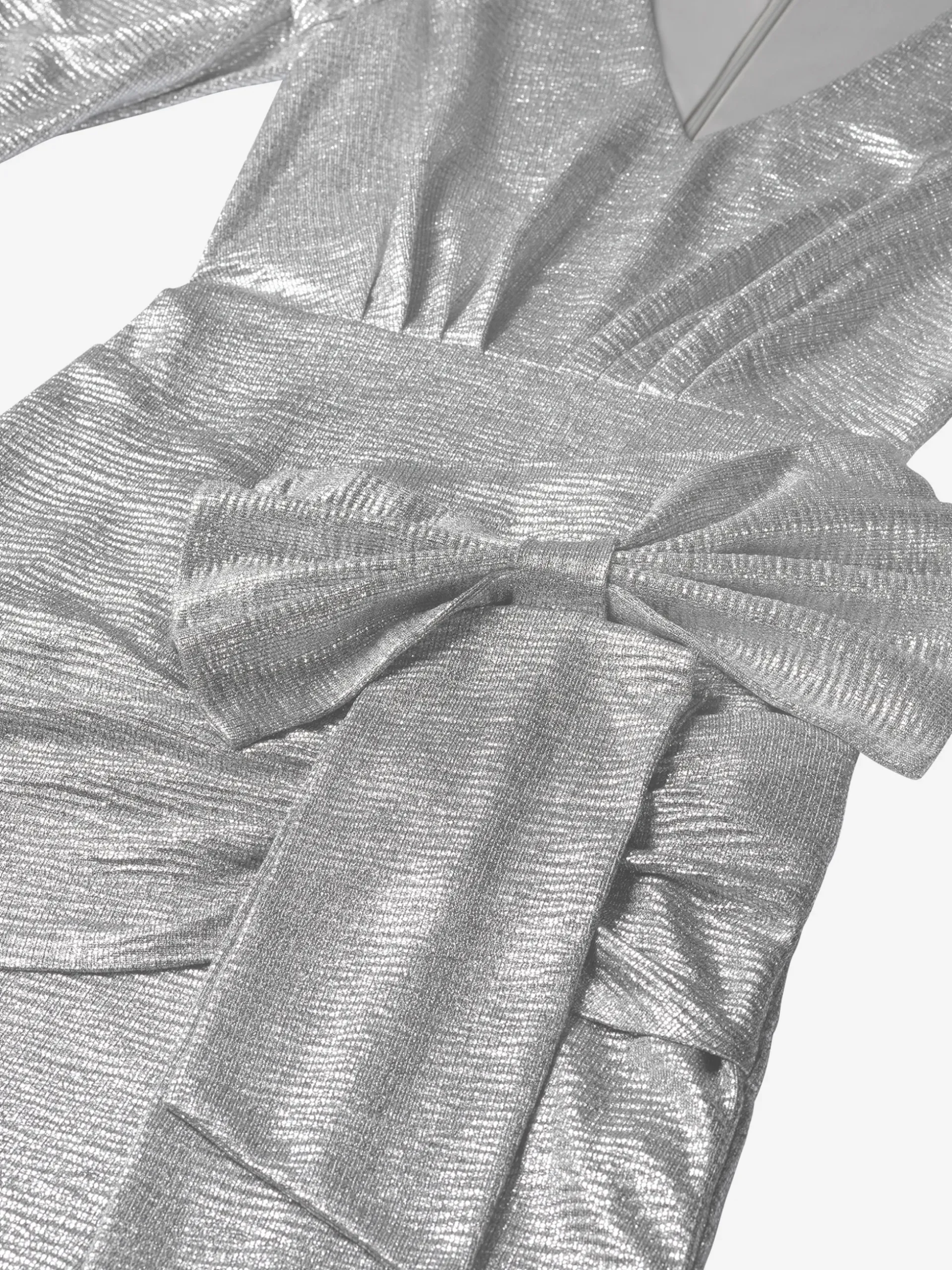 Metallic jurk met pofmouwen en strik detail