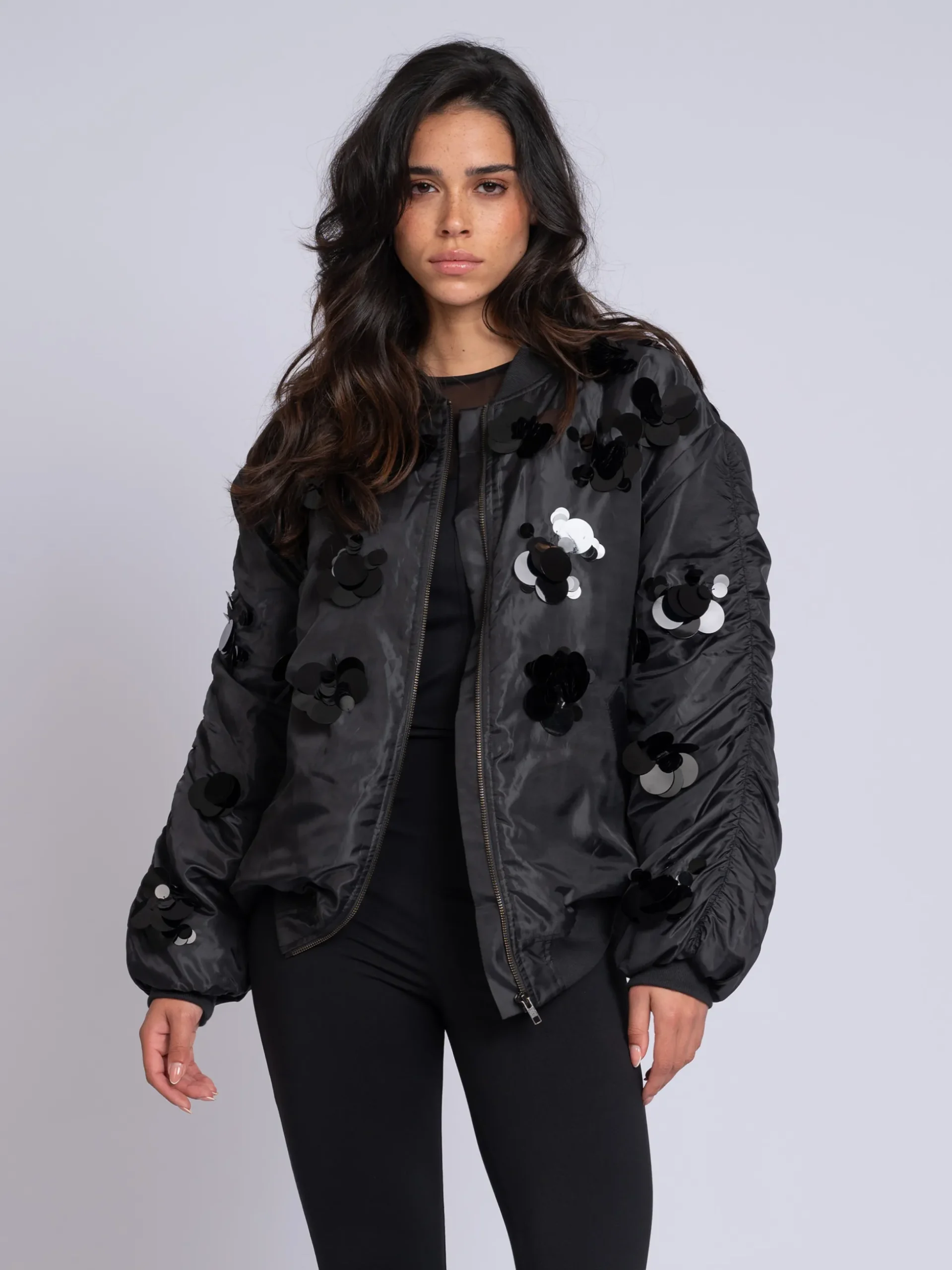 Oversized bomber jack met pailletten en geplooide mouwen