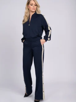 Pantalon met strepen en knopen op zijkant