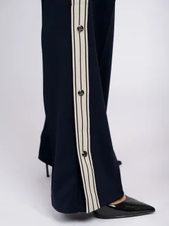 Pantalon met strepen en knopen op zijkant