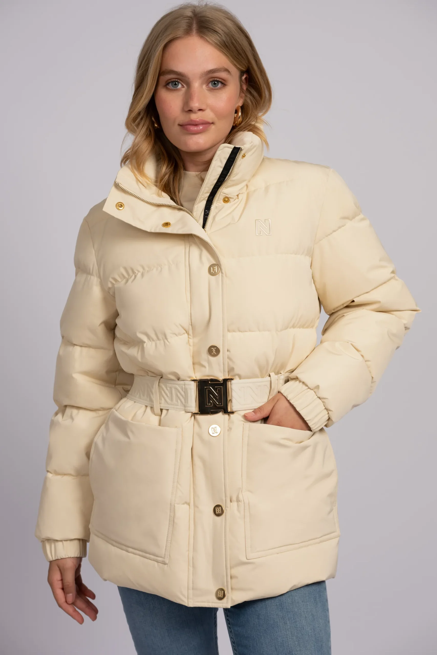 Puffer jas met hoge hals en riem