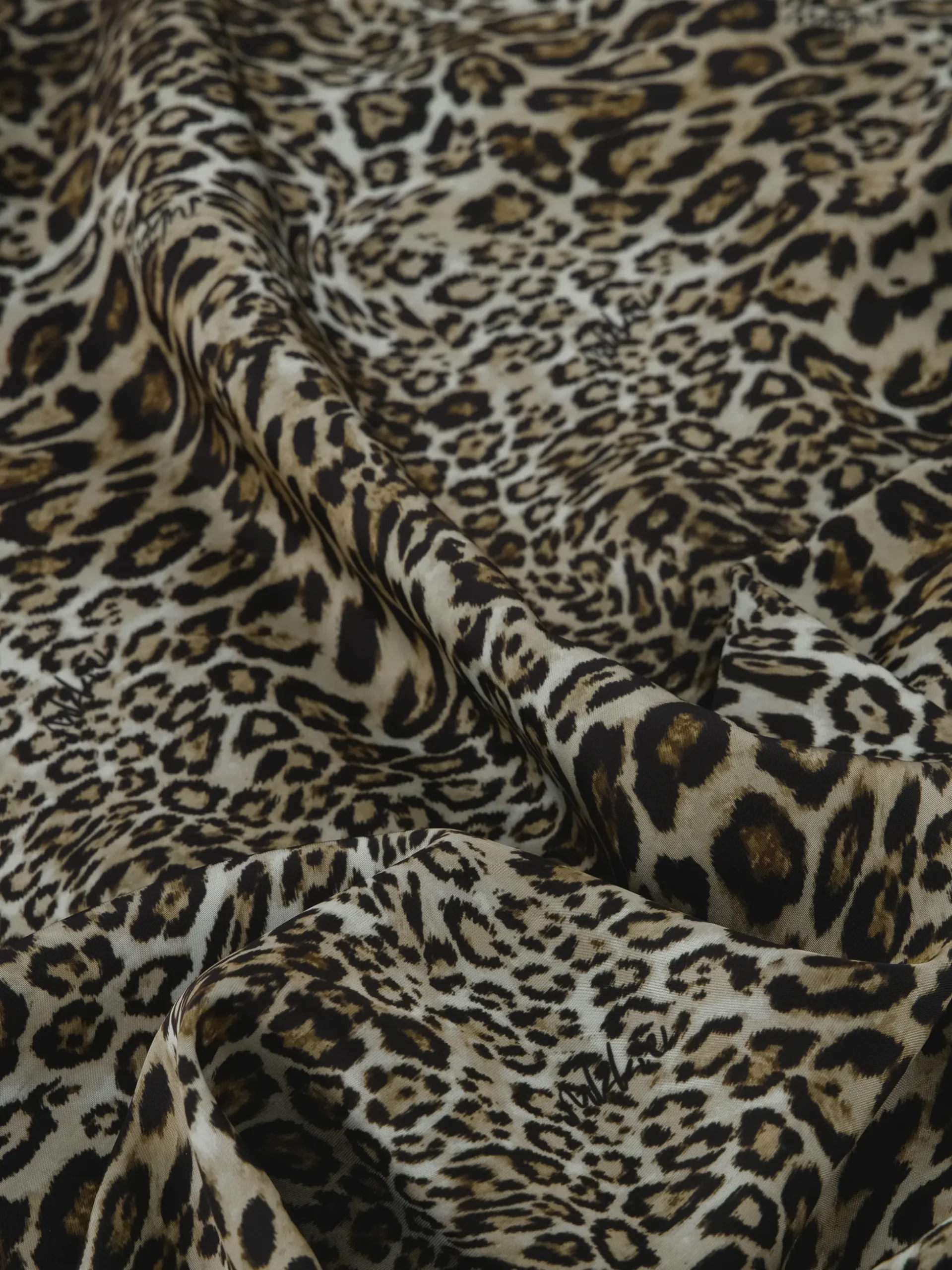 Satijnlook jurk met luipaardprint en watervalhals