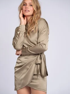 Satijnlook wikkeljurk met schouderdetails