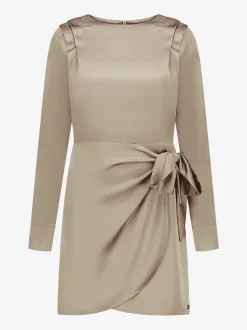 Satijnlook wikkeljurk met schouderdetails