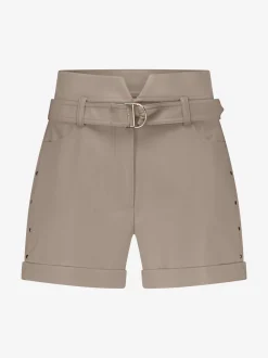 Shorts van imitatieleer met een riem en studs