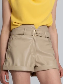 Shorts van imitatieleer met een riem en studs
