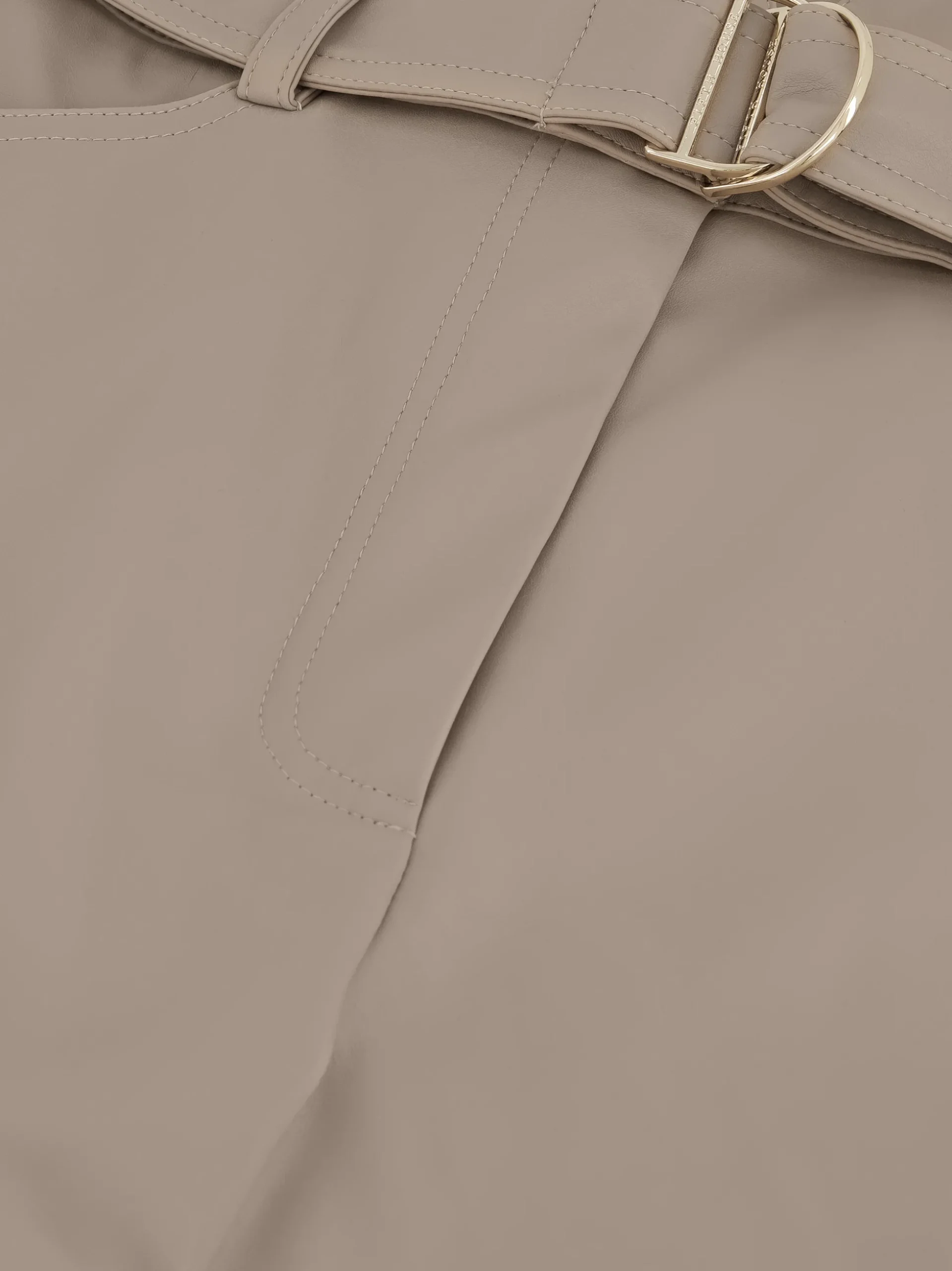 Shorts van imitatieleer met een riem en studs