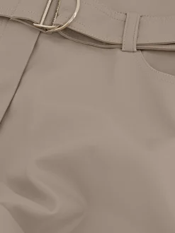 Shorts van imitatieleer met een riem en studs